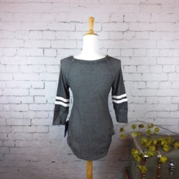 Juniors by Gen2 NCAA Nebraska Thermal Top Gray Medium - Picture 3 of 6